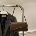 Borsa sottobraccio vintage marrone scuro in ecopelle liscia con patta asimmetrica - Marrone