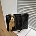 Sac cabas noir en cuir et tissu à carreaux avec foulard en soie sur l'anse - Noir