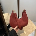 Rote geflochtene Halbmond-Tasche aus strukturiertem Leder mit goldener Schnalle - Rot