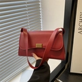 Bolso de hombro minimalista en rojo oscuro con elegante hebilla de metal dorada - Rojo