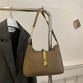 Sac croissant chic en cuir grainé kaki avec détails métalliques dorés et bandoulière - Khaki Foncé