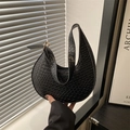 Sac hobo noir à motif crocodile avec boucle dorée dans un décor de style minimaliste - Style Motif Crocodile / Noir