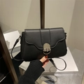 Schlichte schwarze PU-Leder Umhängetasche mit runder Silberschnalle und schmalem Gurt - Schwarz