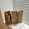 Grand sac fourre-tout beige à texture quadrillée avec poignée décorée d'un foulard en soie - Kaki