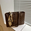 Grand sac cabas marron avec texture patchwork et foulard en soie décoratif - Brun Foncé