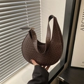 Sac à main demi-lune marron foncé avec texture crocodile et boucles métalliques - Style Motif Crocodile / Marron