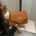 Borsa a tracolla vintage marrone caramello con chiusura dorata e pelle liscia chic - Marrone