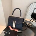 Borsa a tracolla retrò nera con texture glitterata e fibbia in metallo dorato lucida - Nero