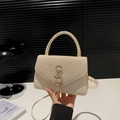 Cremeweiße Schultertasche mit Strass-Klappe und goldener SS-Metallschnalle mit Quaste - Gold