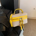 Sac boîte en toile minimaliste avec bordure en cuir jaune et bandoulière - Jaune