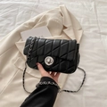 Schicke schwarze Stepptasche mit silberner Kette und Metall-Drehverschluss für Damen - Schwarz