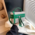 Sac bandoulière chic en toile beige et cuir vert avec doubles pompons et poignée - Vert