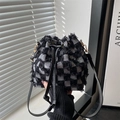 Bolso tipo saco de mezclilla de moda con diseño de cuadros en blanco y negro - Rejilla Negra