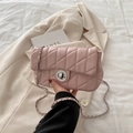 Schicke hellrosa gesteppte Umhängetasche mit silbernem Drehverschluss und Kette - Rosa