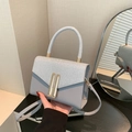 Borsa a mano patchwork grigio chiaro con patta glitterata e dettagli dorati - Argento