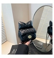 Dettaglio mini borsa trapuntata nera con fiocco e chiusura a girello dorata - Nero