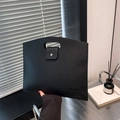 Sac à main minimaliste en cuir noir avec poignée découpée et bouton pression - Noir