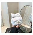 Dettaglio mini borsa trapuntata bianca con grande fiocco e chiusura a girello dorata - Bianco