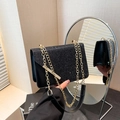 Sac à bandoulière noir brillant à paillettes avec chaîne dorée et détails dorés - Noir