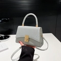 Mini sac à main chic gris clair avec rabat scintillant argenté et fermoir doré - Argenté