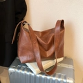 Vintage brown large capacity tote bag in matte faux leather with wide shoulder strap - Brown