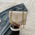 Bolso bandolera de cuero blanco acolchado con costuras en V y cadena dorada - Blanco