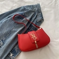 Bolso rojo de hombro con logo S dorado y borla metálica sobre denim azul - Rojo