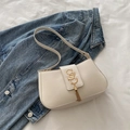 Bolso baguette chic blanco crema con hebilla de metal dorado y detalle de borla - Blanco