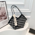 Borsa tote a scacchi bianchi e neri con apertura a V e targhetta in metallo dorato - Griglia Nera