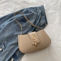 Bolso de hombro minimalista de cuero beige con hebilla en S dorada y borla - Caqui