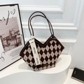 Borsa tote in maglia a rombi marrone e beige con manici in pelle e ciondolo per borsa - Argyle Marrone