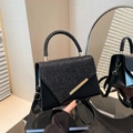 Sac carré noir en cuir mat et sequins avec bandoulière et détails métalliques dorés - Noir