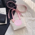 Sac bandoulière beige avec sangles roses et étiquette mode dans un décor lifestyle - Rose