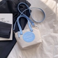 Sac bandoulière chic en nylon blanc cassé et bleu ciel avec des sangles contrastées - Bleu