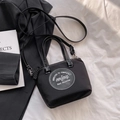 Petit sac bandoulière en toile noire avec surpiqûres blanches et patch tendance rond - Noir