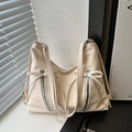 Schicke beige Hobo-Tasche mit seitlichen Schleifen und silbernen Reißverschlüssen - Weiß