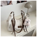 Detail van witte geplooide shopper met pluchen beer hanger en bruine lederen patch - Met Hanger / Wit
