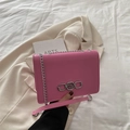 Chique roze vierkante crossbodytas met zilveren logo en metalen kettingriem - Roze