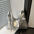 Silberne Metallic-Schultertasche mit Reißverschlüssen und Schleifen im Minimal-Stil - Silber