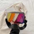Petit sac carré en cuir irisé multicolore avec une large bandoulière en nylon - Noir