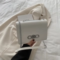 Minimalistische beige crossbodytas met zilveren ketting en metalen logomerk sluiting - Wit