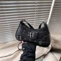 Borsa a mezzaluna nera in pelle opaca con cinturini e occhielli metallici argento - Nero