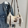 Borsa a mezzaluna beige con tracolla in pelle marrone e charm cuore rosa - Con Ciondolo / Bianco