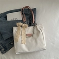 Borsa tote bianca con cinturini rosa, fiocco in pizzo e catena di perle - Con Ciondolo / Bianco