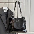 Borsa tote nera lucida con fiocco argentato e ciondolo a forma di racchetta da tennis - Con Ciondolo / Nero