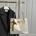 Elegante borsa tote beige con finitura lucida a pieghe, fiocco metallico e catenella - Con Ciondolo / Bianco