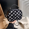 Détail du mini sac en denim damier avec bords effilochés et poignées en cuir noir - Noir