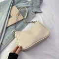 Schicke beige gewebte Halbmond-Umhängetasche mit silberner Metallkette für den Alltag - Khaki