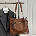 Borsa tote marrone scuro lucida con fiocco argentato e ciondolo a racchetta - Con Ciondolo / Marrone