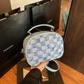 Sac bandoulière en jean bleu ciel avec motif à carreaux effilochés et zip argenté - Bleu clair